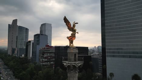 Un-Vistazo-Rápido-Al-Lado-Izquierdo-Del-Ángel-De-La-Independencia,-Ciudad-De-México,-A-Lo-Largo-Del-Paseo-De-La-Reforma