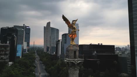 Video-De-Drones-Que-Muestra-Al-ángel-De-La-Independencia-Con-La-Prominente-Avenida-Paseo-De-La-Reforma-Al-Fondo,-Ciudad-De-México