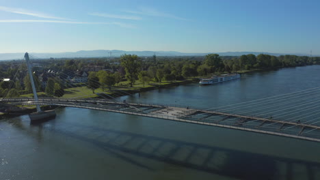 Toma-Acercándose-De-Un-Puente-Sobre-El-Río-Rin-En-Verano.