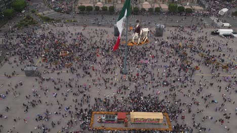 Aerial-View-of-Dia-de-Muertos-Offering-Crowds-in-Mexico-City's-Historic-Center