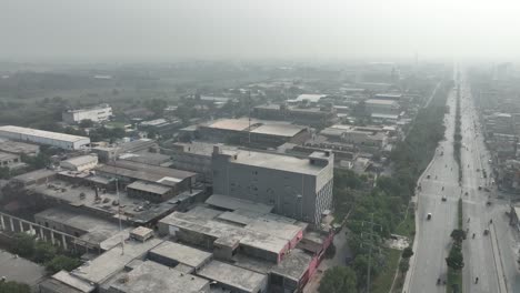 Vista-Aérea-Del-Polígono-Industrial-Quaid-e-azam-Ubicado-En-Lahore,-Pakistán,-Con-Contaminación-Del-Aire-Nebuloso.
