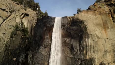 Eine-Filmische-Drohnenaufnahme,-Die-Die-Bridalveil-Falls-Im-Yosemite-Nationalpark-Vergrößert