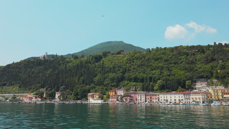 Panorámica-Horizontal-De-La-Pintoresca-Línea-Costera-Del-Lago-De-Garda.