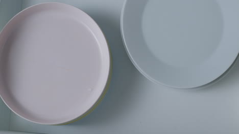 Putting-away-plastic-and-ceramic-plates