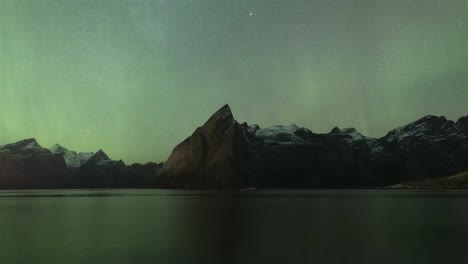 Time-Lapse-of-spectacular-aurora-borealis-over-Reinefjord,-Lofoten