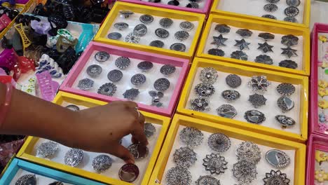 Ein-Junges-Mädchen-Kauft-In-Einem-Juweliergeschäft-Silberne-Schmetterlingsringe