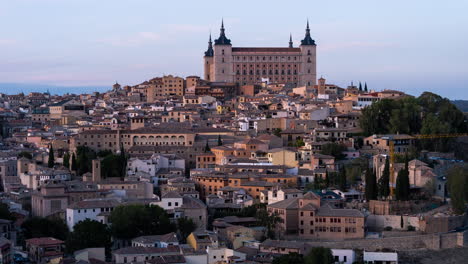Atardecer-Primer-Plano-Alcázar-Timelapse-De-La-Ciudad-Imperial-De-Toledo,-España