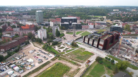 Vista-Aérea-Del-Sitio-De-Construcción-En-El-Centro-De-La-Ciudad-De-Gdansk-Durante-El-Día-Nublado---Grúas-Construyen-Nuevos-Edificios-Modernos