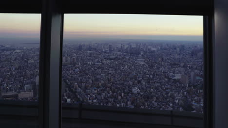 Tokio-Skytree-Pov,-Blick-Auf-Die-Stadt-Aus-Dem-Fenster-Von-Skytree