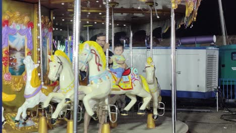 Niños-Pequeños-Bailando-Atracciones-De-Animales-De-Carnaval,-Niños-Pequeños-Disfrutando-De-Vacaciones-Con-Sus-Padres