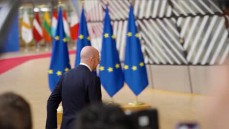 Austritt-Des-Präsidenten-Des-Europäischen-Rates-Charles-Michel-Gegen-EU-Flaggen-–-Brüssel,-Belgien-–-Mittlere-Aufnahme,-Zeitlupe