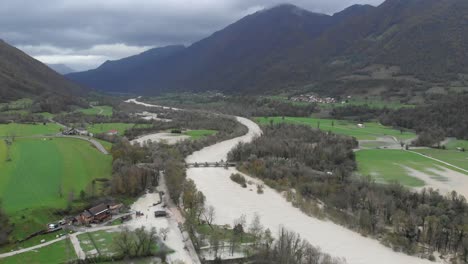 Inundación-Del-Río-Soca-Cerca-De-Tolmin-Eslovenia-En-Otoño,-Toma-Aérea-De-Agua-Alta
