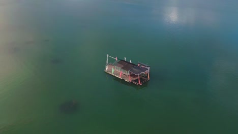 Schwimmendes-Ferienhaus-Im-Türkisfarbenen-Wasser-Mit-Wolkenreflexion,-Philippinen