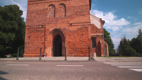 Vista-Frontal-De-La-Iglesia-En-Cedry-Wielkie,-Polonia
