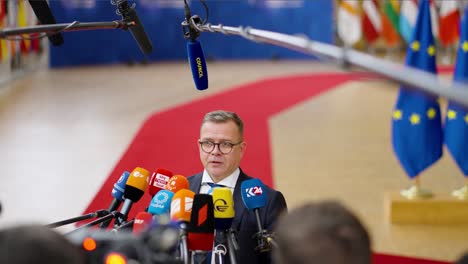 Finish:-Premierminister-Petteri-Orpo-Gibt-Eine-Erklärung-Auf-Dem-Gipfel-Des-Europäischen-Rates-In-Brüssel,-Belgien-–-Zeitlupe