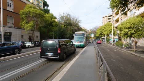 Die-Atac-Straßenbahn-Fährt-An-Normalen-Tagen-Von-Der-Haltestelle-Ab