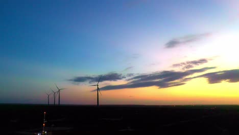 Skyline-In-Leuchtenden-Farben-über-Einem-Windpark,-Der-Grüne-Energie-Erzeugt
