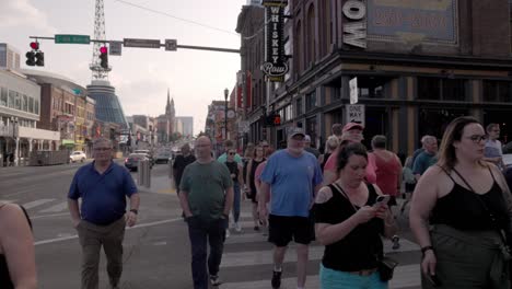 Menschen,-Die-In-Zeitlupe-Auf-Dem-Bürgersteig-Entlang-Der-Broadway-Street-In-Nashville,-Tennessee,-Spazieren