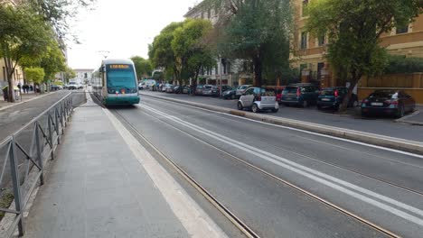 Die-Atac-Straßenbahn-Kommt-Am-Bahnhof-An-–-Zeitlupe