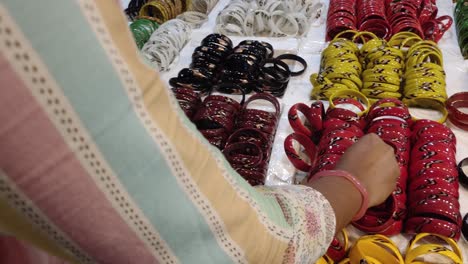 Eine-Indische-Frau-Kauft-In-Einem-Einkaufszentrum-Traditionelle-Handgefertigte-Armreifen