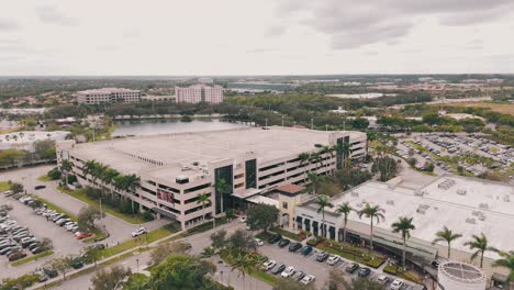 Vista-Aérea-Desde-El-Centro-Comercial-Sawgrass-Mill-En-El-Sur-De-Florida-Al-Amanecer.