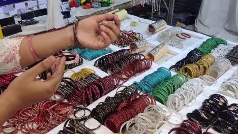 Eine-Indische-Frau-Kauft-In-Einem-Einkaufszentrum-Ein-Armband