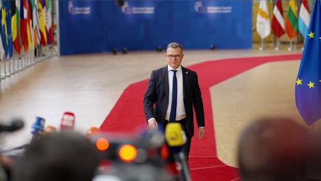 Termine-El-Primer-Ministro-Petteri-Orpo-Llegando-A-La-Alfombra-Roja-En-La-Cumbre-Del-Consejo-Europeo-En-Bruselas,-Bélgica---Cámara-Lenta