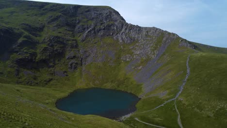 4K-Drohnenvideo-Aus-Der-Luft-Vom-Bergsee-In-Der-Caldera-Mit-Scharfem-Grat-–-Schuppensee,-Scharfe-Kante,-Seengebiet,-Großbritannien