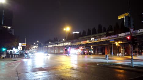 Berliner-Nachtzeitraffer-An-Einer-Ampelkreuzung-Während-Der-Hauptverkehrszeit