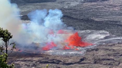 Toma-Cinematográfica-Larga-De-Las-Fuentes-De-Lava-Y-Los-Gases-Volcánicos-Que-Arrojan-El-Kilauea-Solo-Unos-Minutos-Después-De-Que-Comenzara-La-Erupción-En-Septiembre-De-2023-En-La-Gran-Isla-De-Hawái.