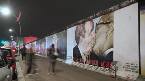 Timelapse-Del-Muro-De-Berlín-En-La-Galería-Del-Lado-Este-Con-Un-Mural-Político-Besándose-Por-La-Noche