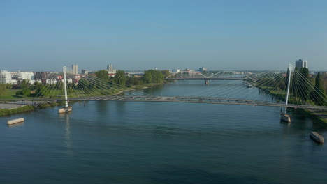 Annäherung-An-Eine-Brücke-über-Den-Rhein,-Die-Im-Sommer-Frankreich-Mit-Deutschland-Verbindet