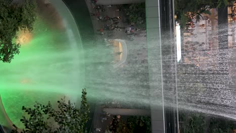 Der-Prächtige-Regenwirbel-Wasserfall-Am-Flughafen-Jewel-Changi-Mit-Grünem-Lichtschein