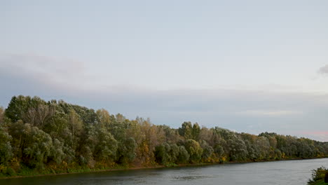 Zeitraffer-Herbstufer-Bei-Sonnenuntergang-Im-Fluss-Theiß