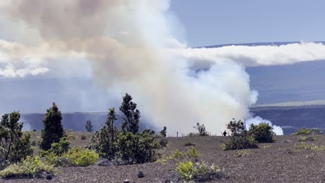 Amplia-Toma-Panorámica-Cinematográfica-De-Los-Gases-Volcánicos-Y-El-Vog-Disparados-Hacia-El-Cielo-Desde-Kilauea,-Apenas-Momentos-Después-De-Que-Comenzara-La-Erupción-En-Septiembre-De-2023-En-La-Gran-Isla-De-Hawaii.