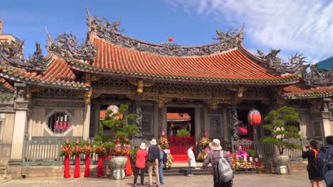Turistas-Admirando-El-Famoso-Templo-Longshan-En-Taipei,-Taiwán
