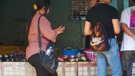 Gente-En-El-Mercado-De-Pescado-Para-Comprar-Mariscos-Frescos