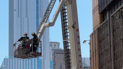 Feuerwehrleute-Bedienen-Sorgfältig-Die-Luftrettungsplattformen,-Einen-Skylift-Im-Bezirk-Wanhua-In-Taipei,-Ximending,-Taiwan