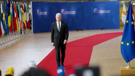 El-Presidente-Lituano,-Gitanas-Nausėda,-Llega-A-La-Alfombra-Roja-De-La-Cumbre-Del-Consejo-Europeo-En-Bruselas,-Bélgica,-En-Cámara-Lenta.