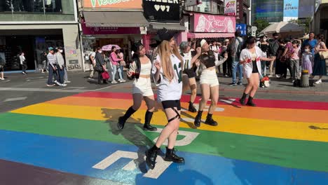 Los-Adolescentes-Bailan-Mientras-Alguien-Los-Filma-En-La-Calle-Pintada-Con-El-Arco-Iris-De-Ximending,-Un-Distrito-Comercial-En-Taipei,-Taiwán.