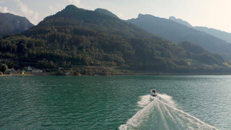 Superzeitlupenaufnahme-Der-Verfolgung-Eines-Kleinen-Motorboots-über-Einen-Bergsee-In-Der-Schweiz-Im-Sommer