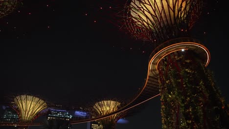 Blick-Hinauf-Zu-Wunderschönen-Beleuchteten-Supertrees-In-Gärten-An-Der-Bucht-Bei-Nacht-In-Singapur