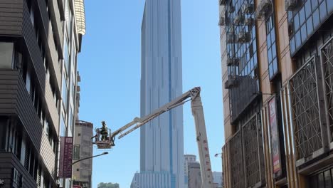 Blick-Auf-Eine-Erhöhte-Luftrettungsplattform,-Die-Von-Feuerwehrleuten-Im-Bezirk-Wanhua-In-Taipei,-Ximending,-Taiwan,-Betrieben-Wird