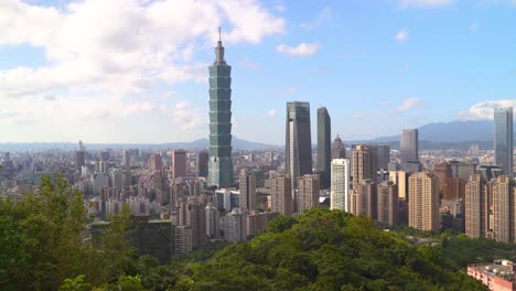 Famoso-Monumento-En-Taiwán,-Vista-Panorámica-De-Taipei-101-En-El-Día-Del-Cielo-Azul