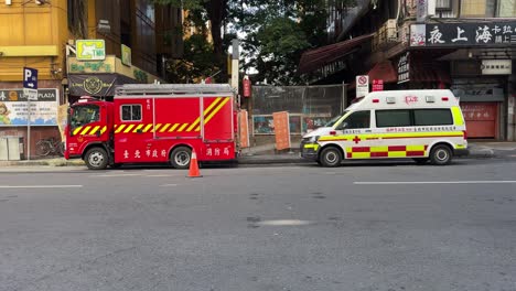 Vista-Frontal-Directa-De-Una-Ambulancia-Y-Un-Camión-De-Bomberos-A-La-Espera-De-Un-Rescate-En-El-Distrito-De-Taipei-Wanhua,-Ximending,-Taiwán