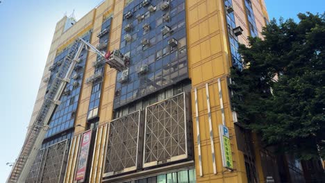 Bomberos-Operando-El-Bronto-Skylift,-Preparándose-Para-Un-Rescate-En-El-Distrito-Taipei-Wanhua,-Ximending,-Taiwán.