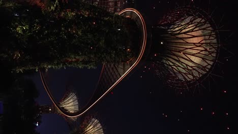 Blick-Hinauf-Zu-Wunderschönen-Beleuchteten-Supertrees-In-Gärten-An-Der-Bucht-Bei-Nacht-In-Singapur