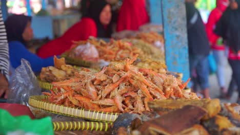 Verarbeitete-Meeresfrüchte,-Die-Auf-Dem-Traditionellen-Markt-Verkauft-Werden