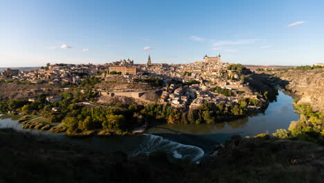 Timelapse-Panorámico-Al-Atardecer-De-La-Ciudad-Imperial-De-Toledo,-España