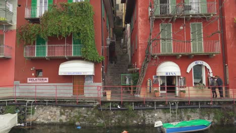 El-Pueblo-De-Varenna-Alberga-Elegantes-Villas.